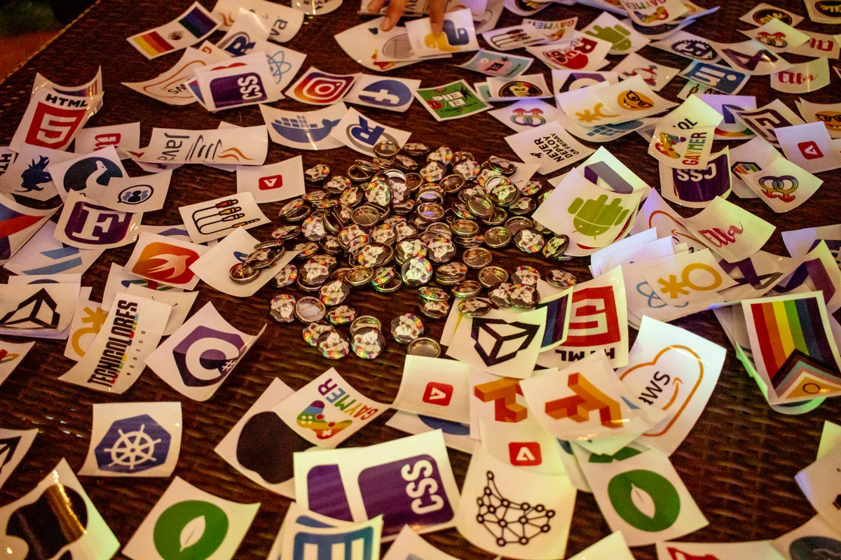 Stickers y pines de Tecnicolores sobre una mesa